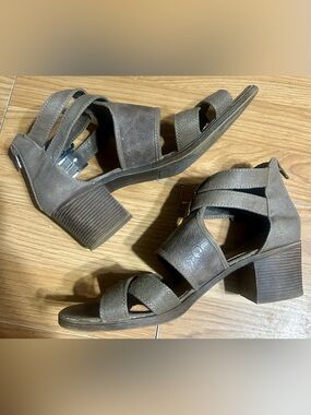 Taupe strappy gladiator style block heel sandal. Rampage. Ladies 8.5 Euc
